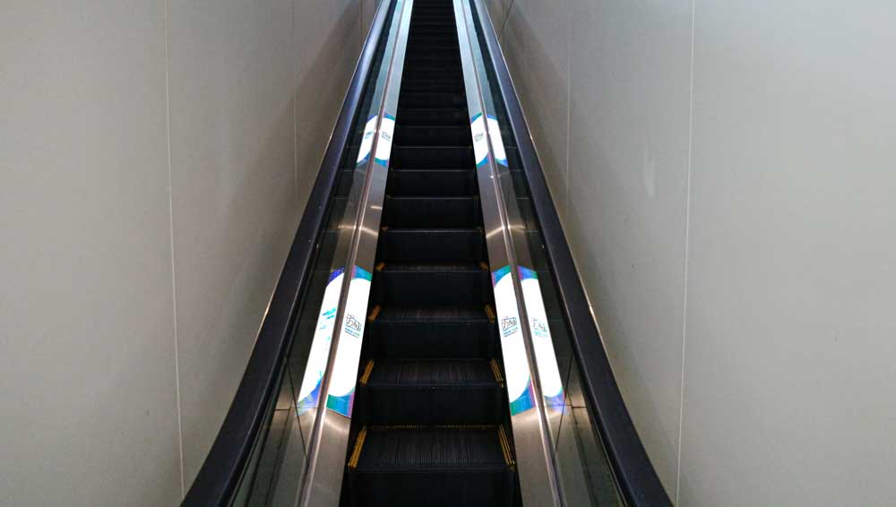 エスカレーター足元ステッカー